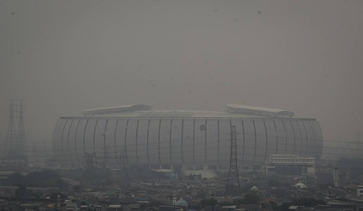 Suasana polusi udara yang menyelimuti bangunan Jakarta International Stadium (JIS), Jakarta Utara, Jakarta.