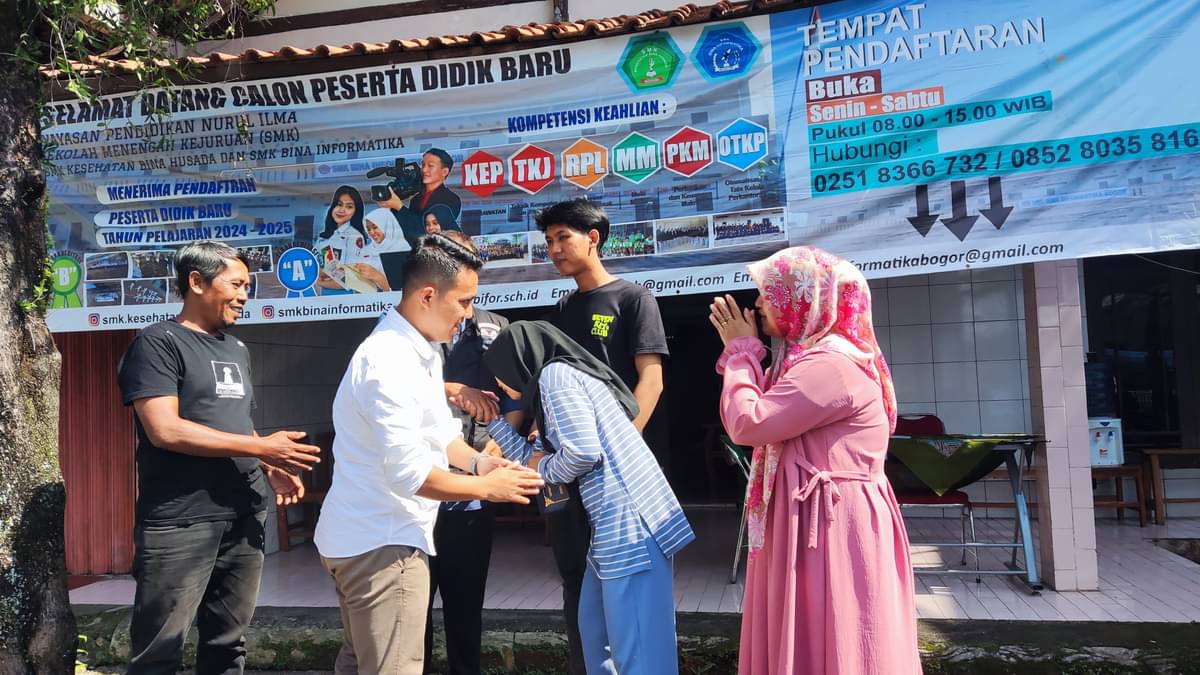 Calon Wali Kota Bogor Sendi Fardiansyah menebus ijazah Rizki.