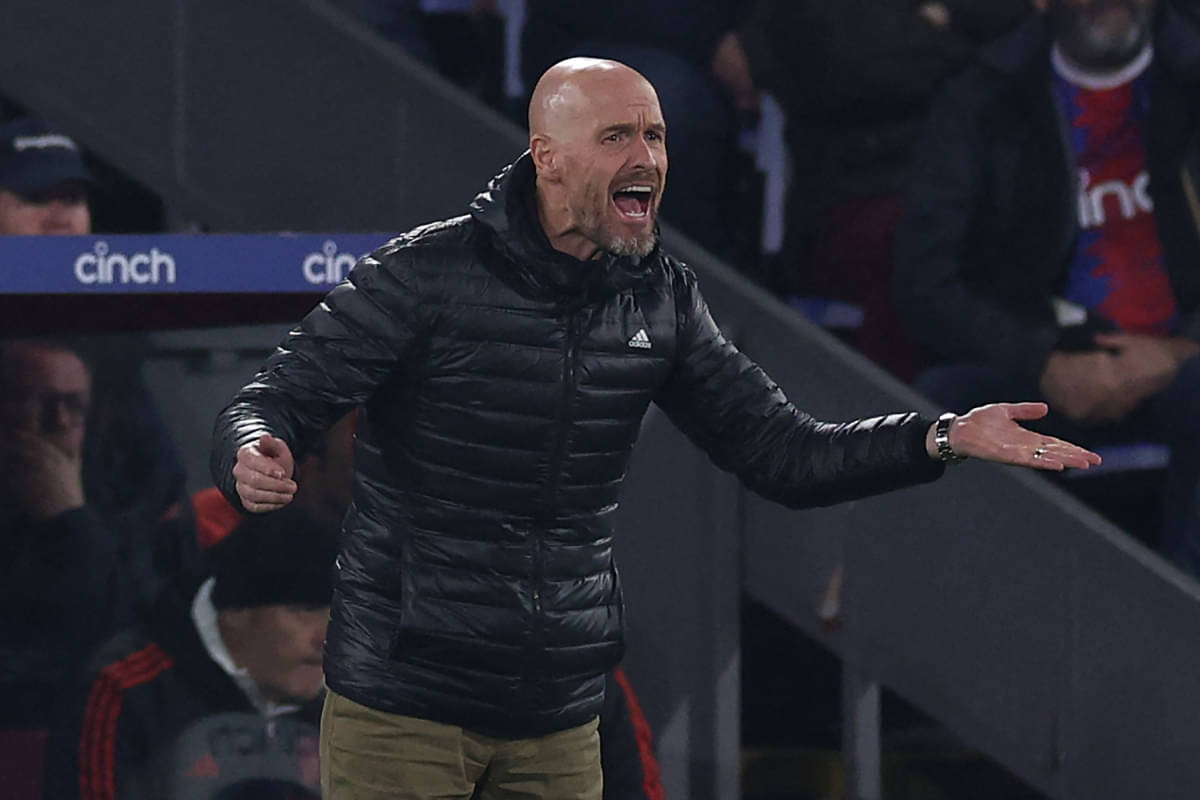 Manajer Manchester United asal Belanda Erik ten Hag memberi isyarat di pinggir lapangan selama pertandingan sepak bola Liga Utama Inggris an