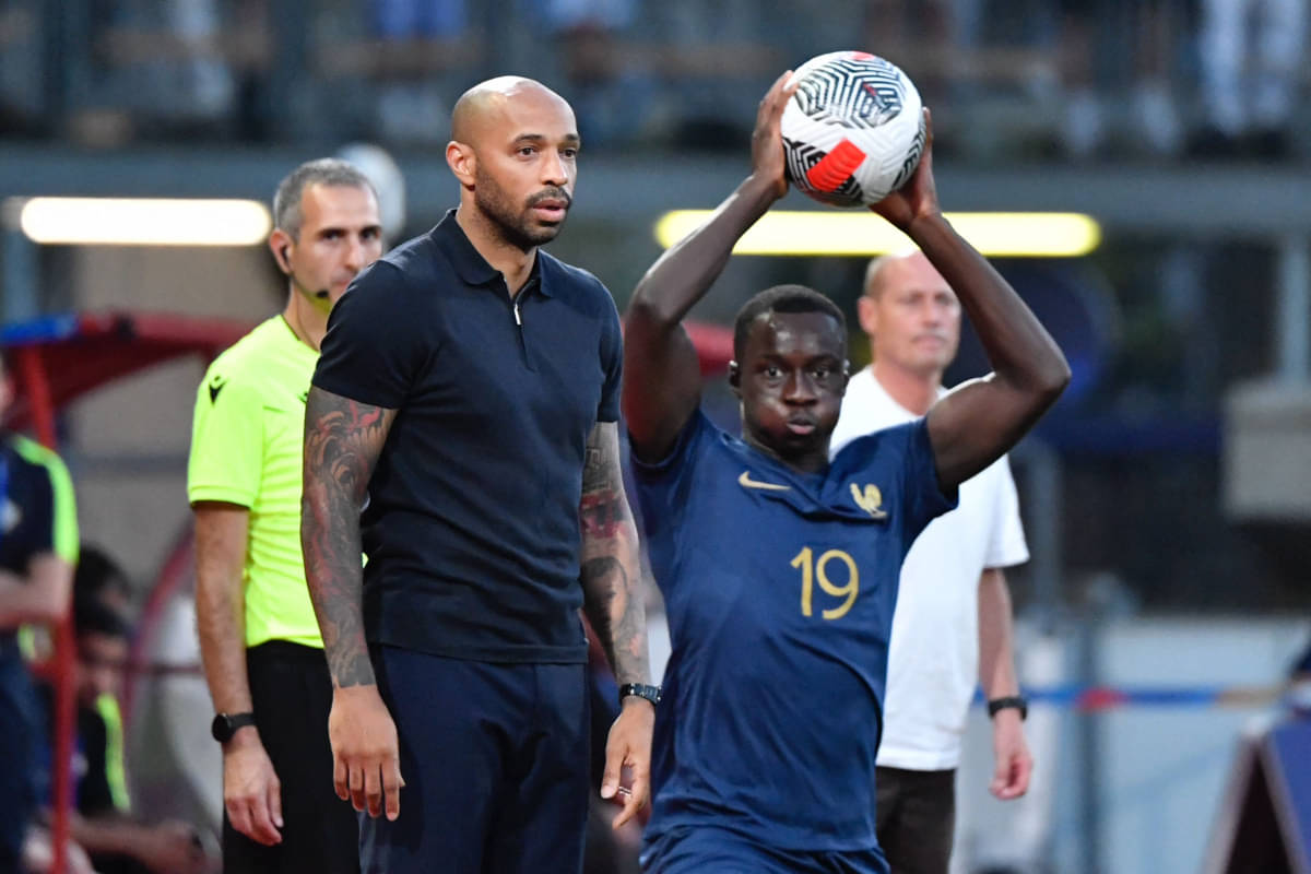 Mantan pemain sepak bola Prancis dan pelatih kepala Prancis U21 yang baru diangkat Thierry Henry menyaksikan pertandingan sepak bola persaha