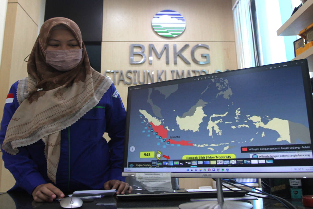Petugas Badan Meteorologi Klimatologi dan Geofisika (BMKG) menunjukkan kawasan yang berpotensi terdampak bibit siklon tropis 94S di Stasiun 