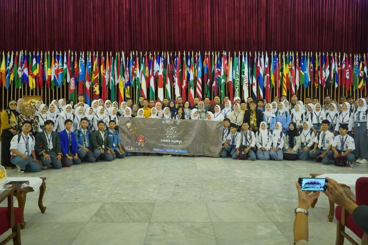 Peserta Sakola Budaya mengunjungi Museum Konferensi Asia Afrika.