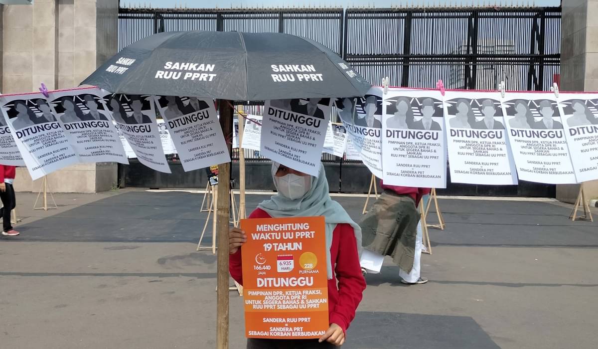 Kelompok sipil yang mendesak pengesahan RUU PPRT menggelar aksi