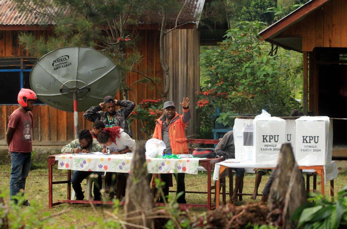 Warga Papua mendatangi TPS untuk menyalurkan hak pilih pada Pemilu 2024 di Kampung Yalinggume, Distrik Piramid, Kabupaten Jayawijaya.