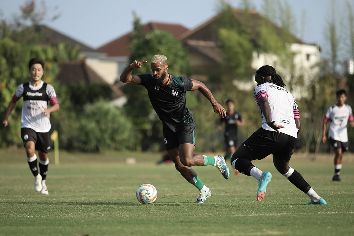 Para pemain PSS Sleman tengah melakukan latihan bersama.