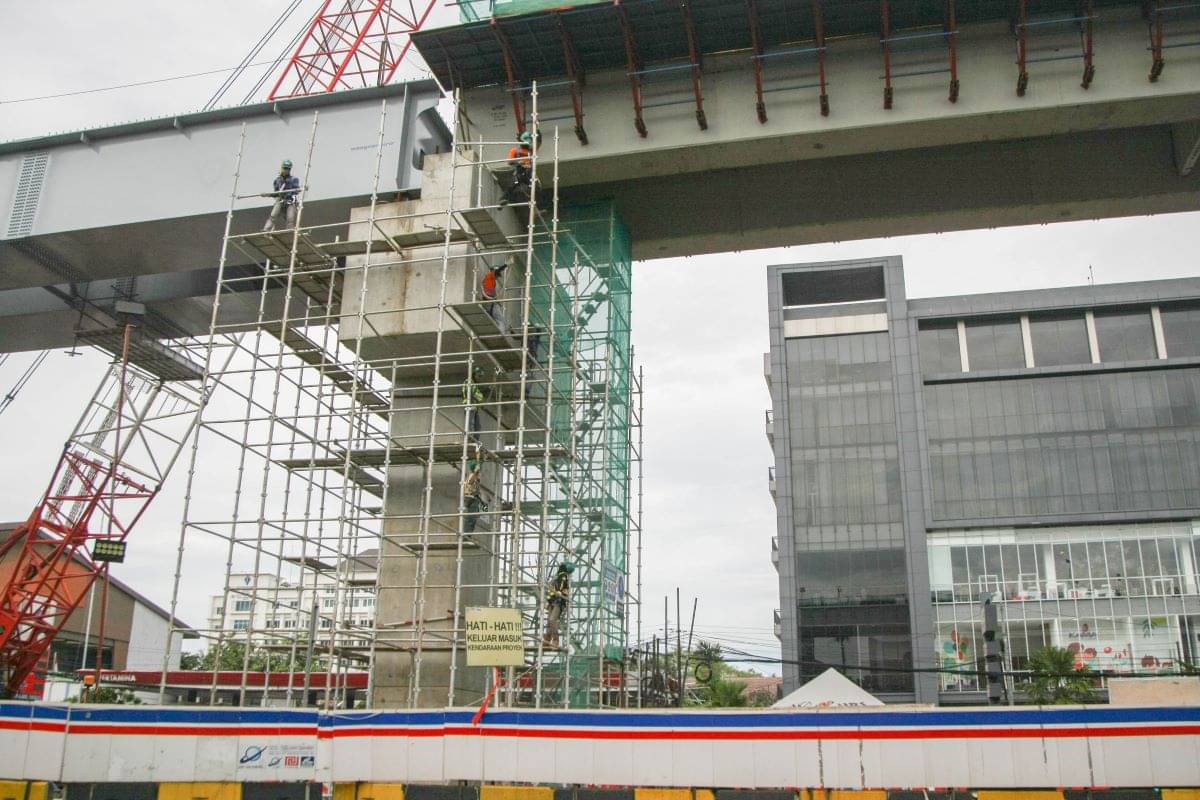 Salah satu progres pembangunan LRT Jakarta Fase 1B