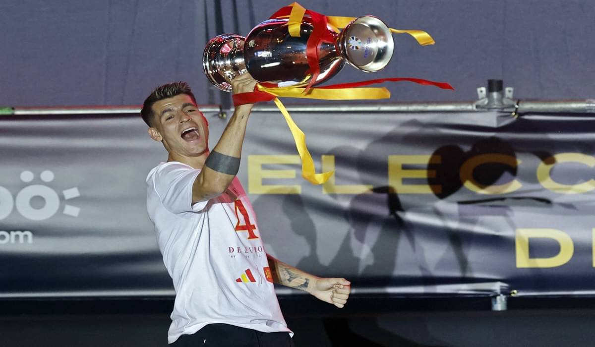 Kapten timnas Spanyol Alvaro Morata mengangkat trofi Euro 2024 saat perayaan kemenangan mereka di Madrid.