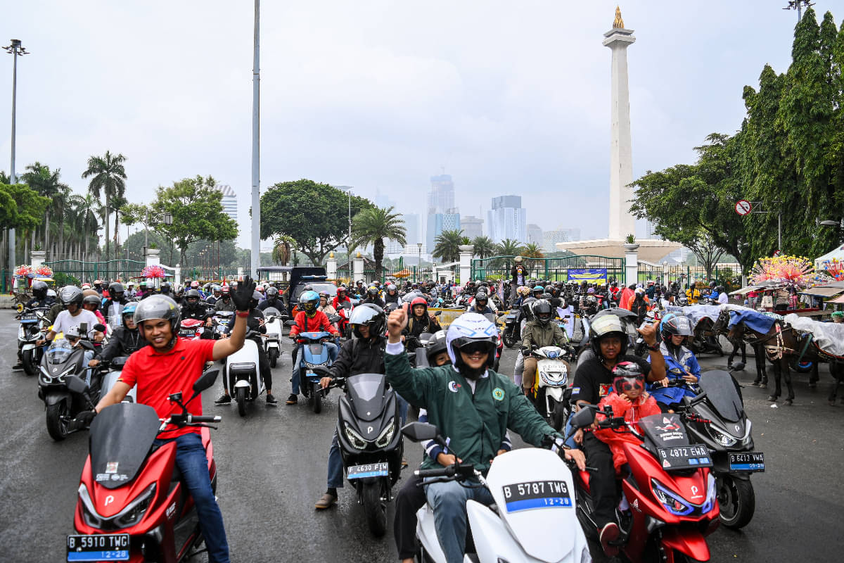Sejumlah pengendara motor listrik mengikuti konvoi Parade Kendaraan Listrik di Jakarta