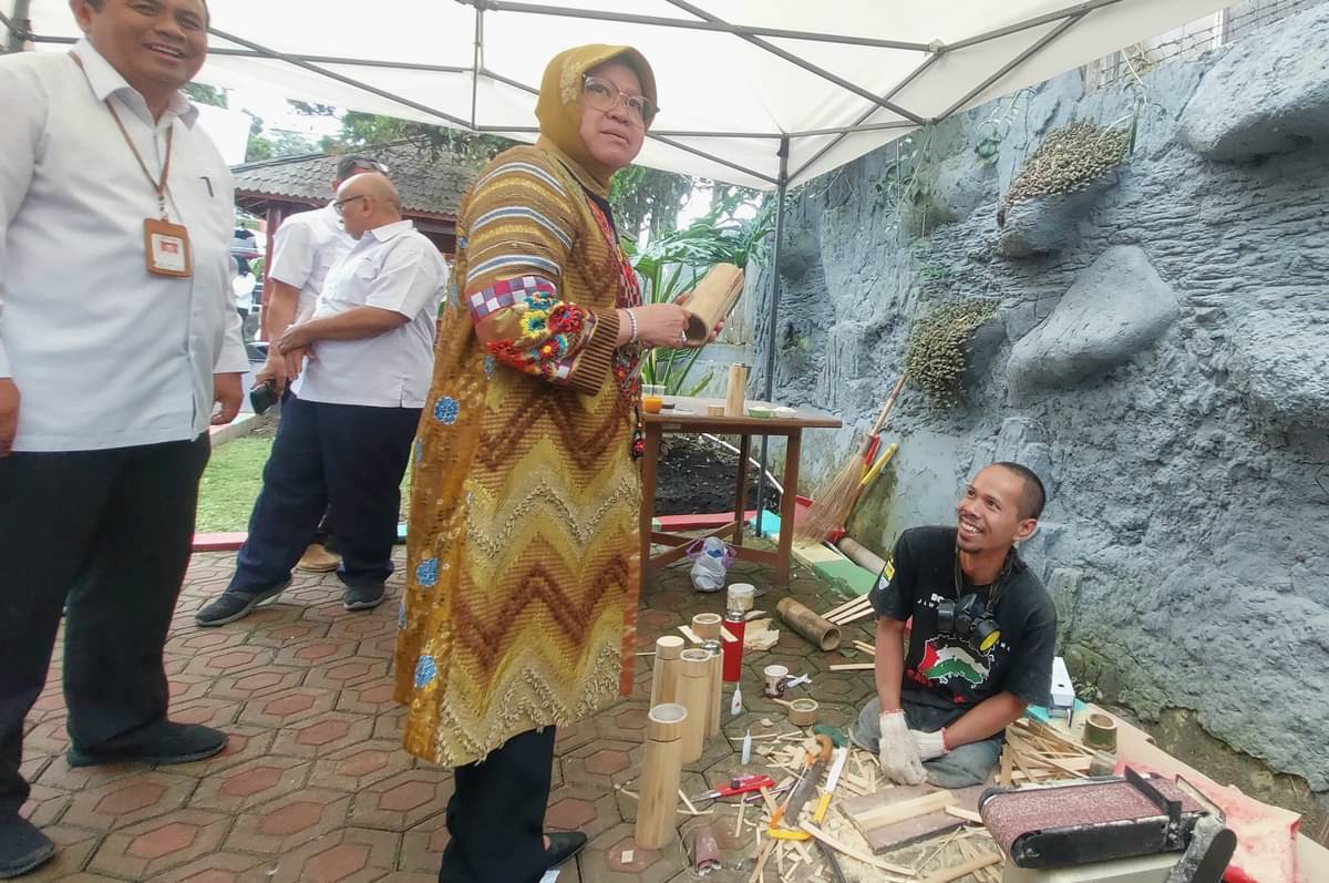Menteri Sosial Tri Rismaharini menghadiri pelatihan program Pahlawan Ekonomi Nusantara di Lembang, Bandung Barat