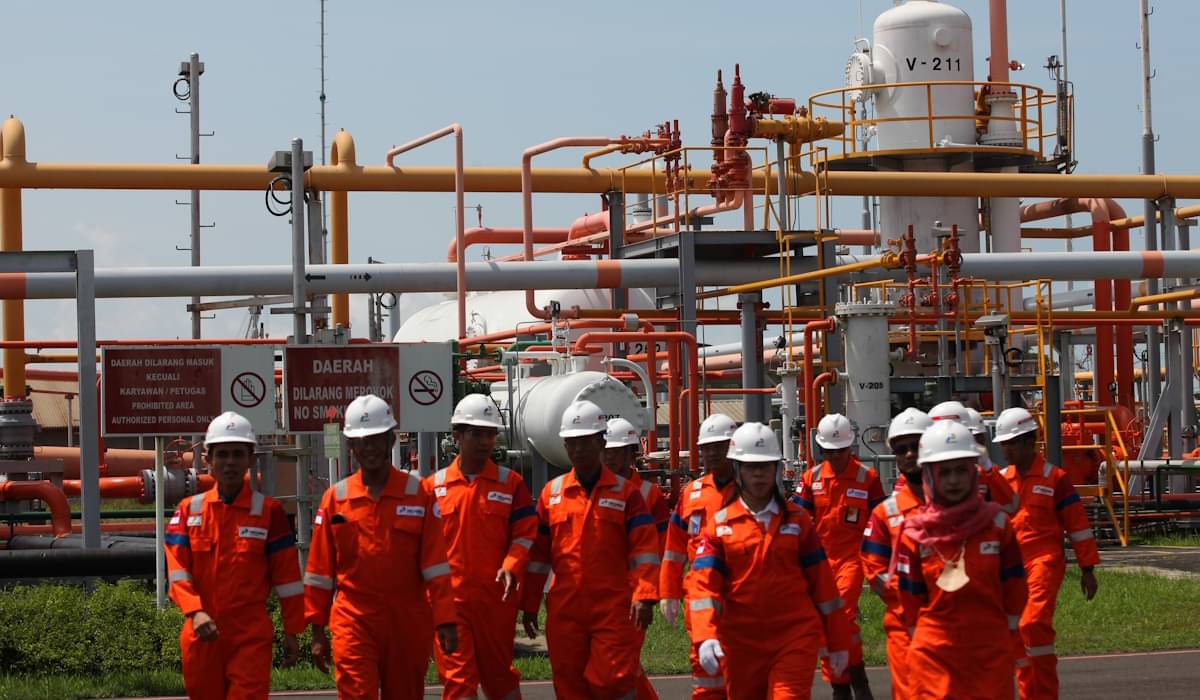 Ilustrasi: petugas dari berbagai instansi mengecek pipa gas di Onshore Receiving Facility PHE WMO, Gresik 