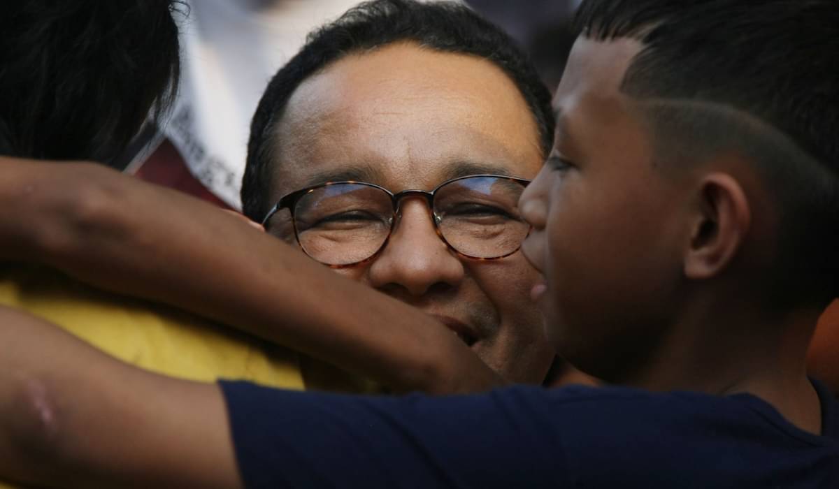 Mantan Gubernur DKI Anies Baswedan memeluk anak-anak yang ingin berfoto dengannya saat silaturahmi dengan warga Kampung Marlina 