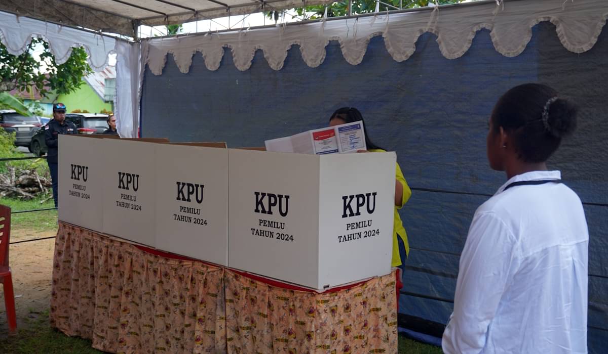 Ilustrasi: petugas KPPS berjaga di depan bilik suara di TPS saat PSU  