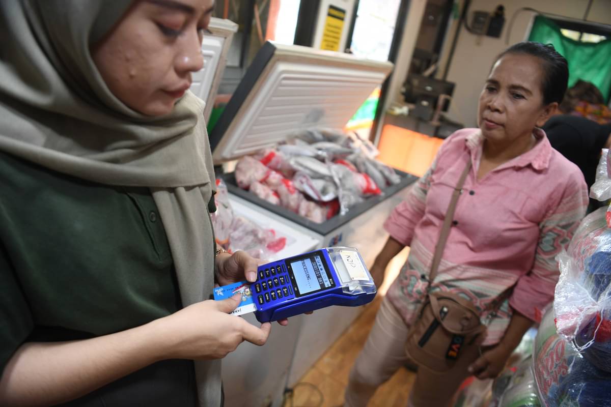 Warga membeli sembako dengan Kartu Jakarta Pintar (KJP) di Pasar Senen, Jakarta, Rabu (23/8/2023). 