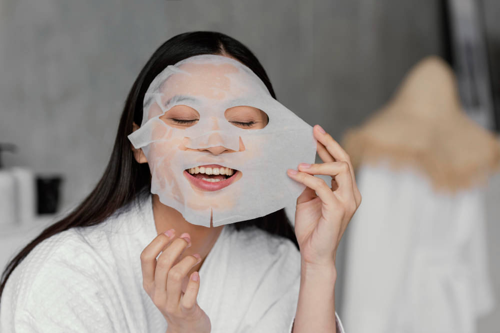 Penggunaan masker wajah bermanfaat untuk merawat dan menyehatkan kulit. 