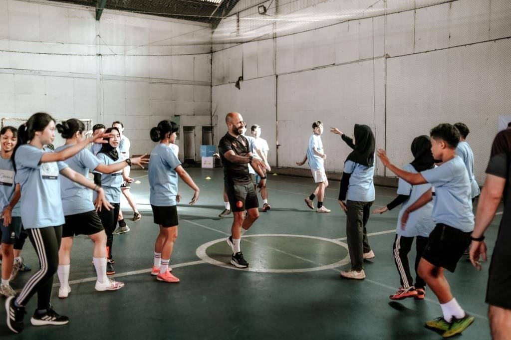 Pelatih Manchester City melatih sejumlah anak muda di Bandung, yang digelar bekerja sama dengan Midea dan Rumah Cemara