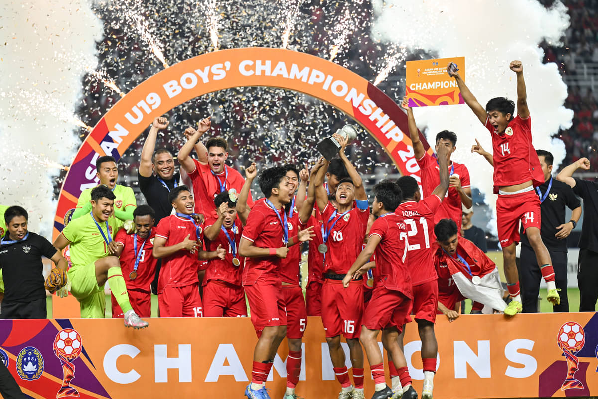 Sejumlah pesepak bola Timnas Indonesia dan tim pelatih serta ofisial tim berselebrasi juara Piala AFF U-19 2024. 
