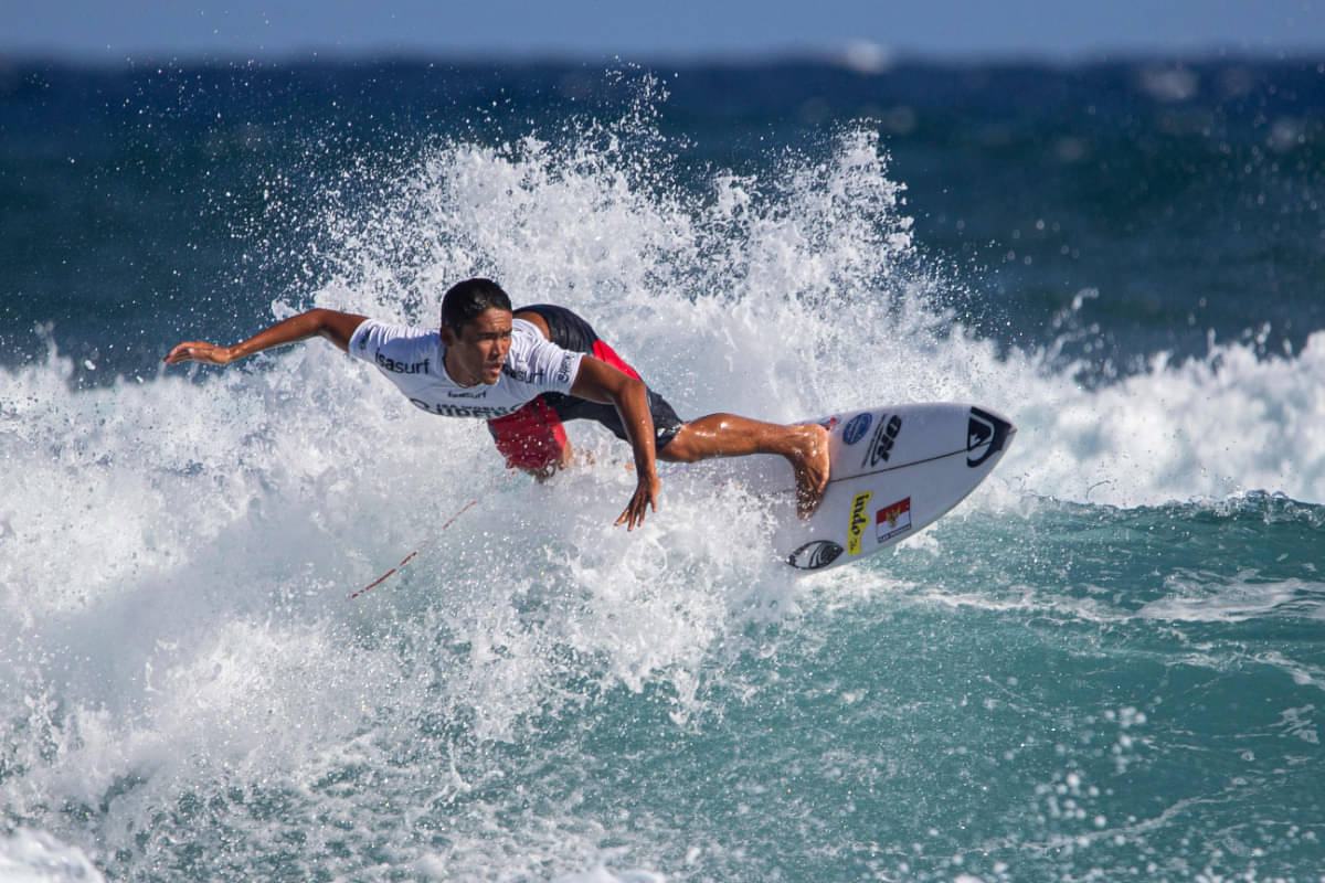 Rio Waida dari Indonesia berkompetisi di repechage 8 heat 2 putra pada International Surfing Association (ISA) World Surfing Games 2024
