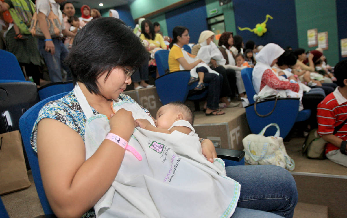 Ratusan ibu menyusui bayinya saat acara Menyusui Serentak Ibu Indonesia yang diikuti sekitar 200 ibu dan bayi se Jadetabek di Jakarta