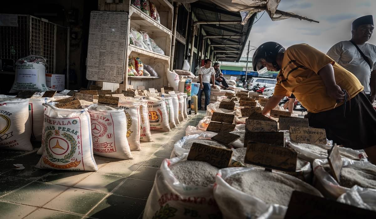 Calon pembeli memilih beras di Pasar Induk Beras Cipinang, Jakarta.