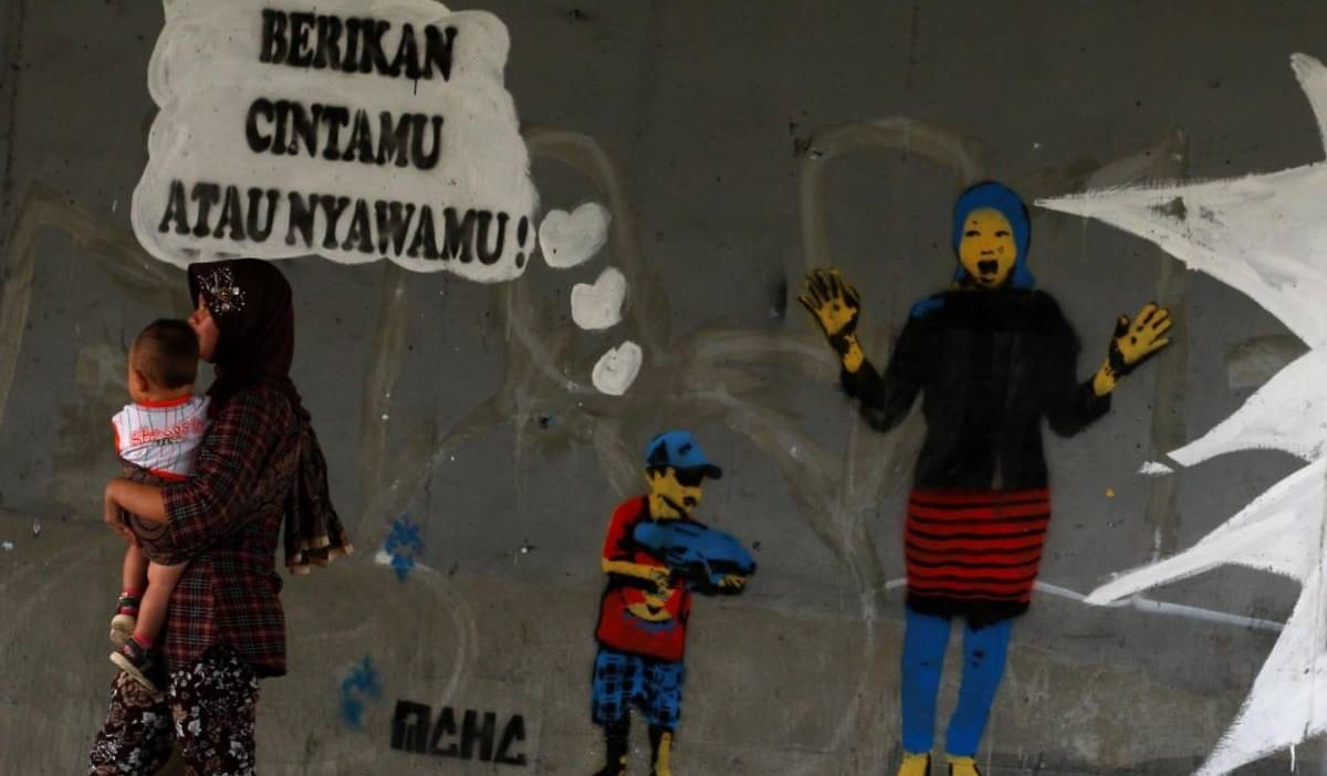 Mural kritik sosial hubungan orangtua dan anak terpasang dibawah jembatan layang kawasan Kuningan, Jakarta.