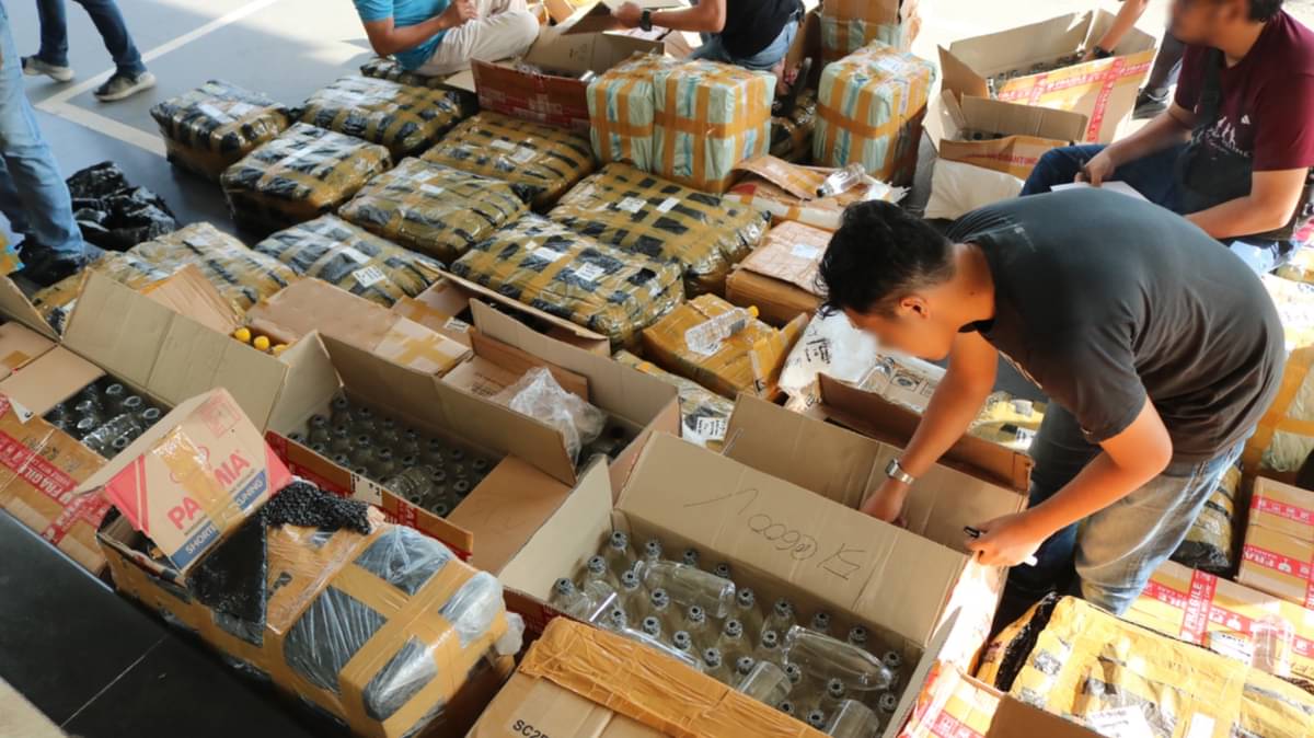 Bea Cukai Semarang gagalkan pengiriman minuman mengandung alkohol (minuman keras/miras) ilegal di Kota Semarang.