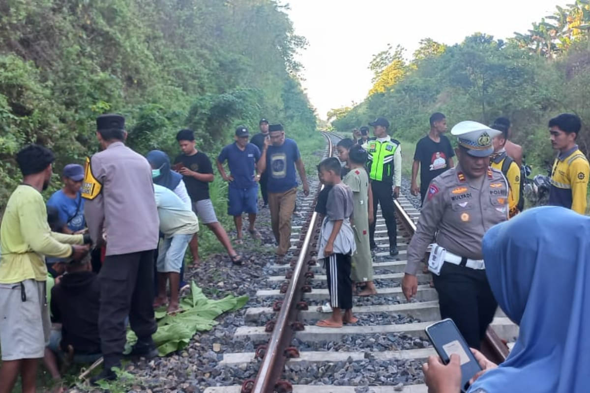 Seorang lansia berusia 80 tahun tewas tertabrak kereta api di Sulsel