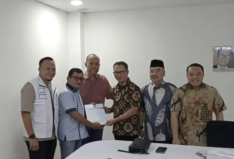 Calon Ketua Umum Kamar Dagang dan Industri Indonesia (KADIN) Daerah Khusus Jakarta Andi Anzhar Cakra Wijaya (ketiga dari kanan)