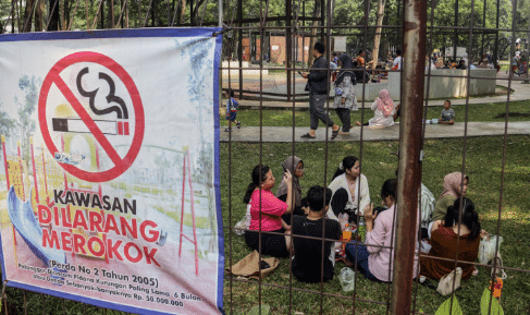 Warga berpiknik di kawasan dilarang merokok