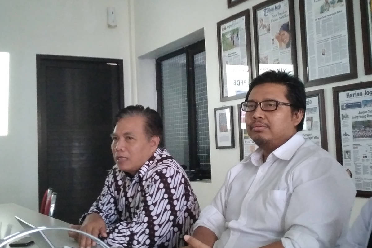 Kepala Keasistenan Pencegahan, Koordinator Tim Pemantau PPDB, ORI DIY, Chasidin (kanan) dan Kepala ORI Perwakilan DIY, Budhi Masturi. 