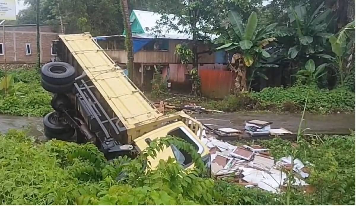 Truk yang terbalik.