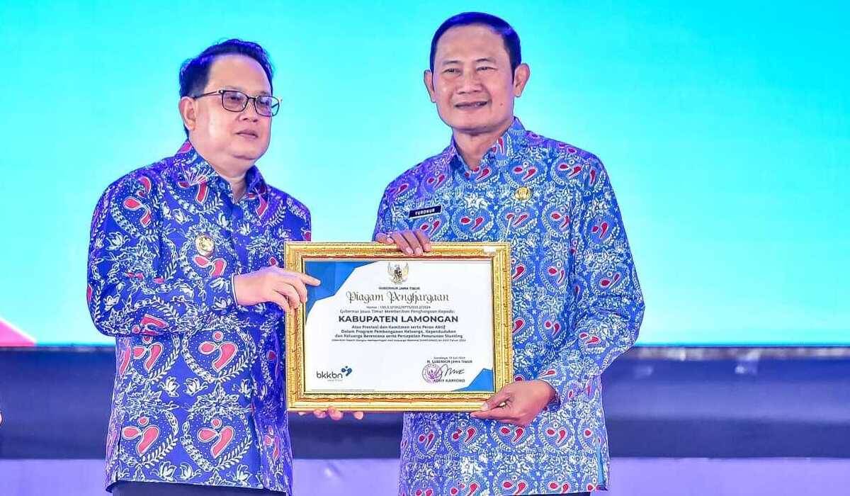 Penyerahan penghargaan iBangga pada Bupati Lamongan Yuhronur Efendi.