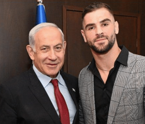 tlet Judo Israel, Peter Paltchik (kanan) berfoto bersama Perdana Menteri Israel, Benjamin Netanyahu (kiri).