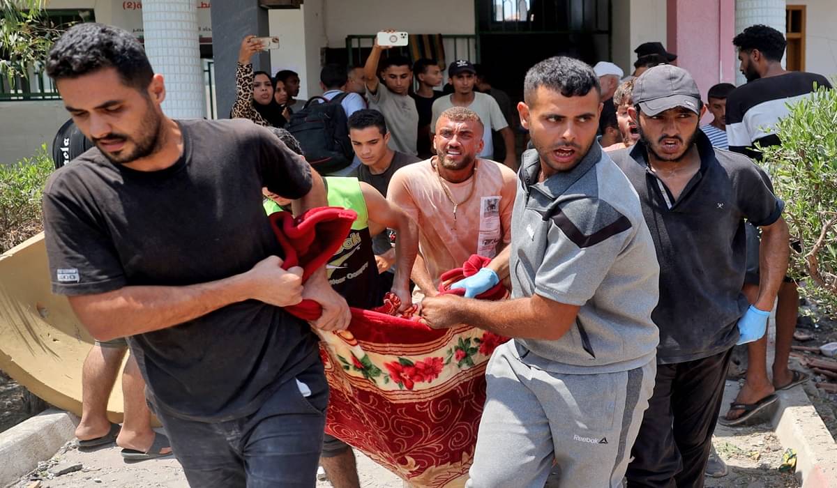 Warga menolong korban luka dari Sekolah Khadija di Deir el-Balah, Gaza tengah yang dihantam rudal Israel.