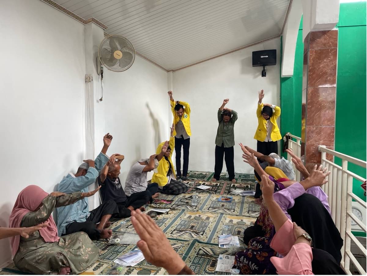 Lansia diajak melakukan terapi kelompok terapeutik (TKT) dan latihan kognitif. 