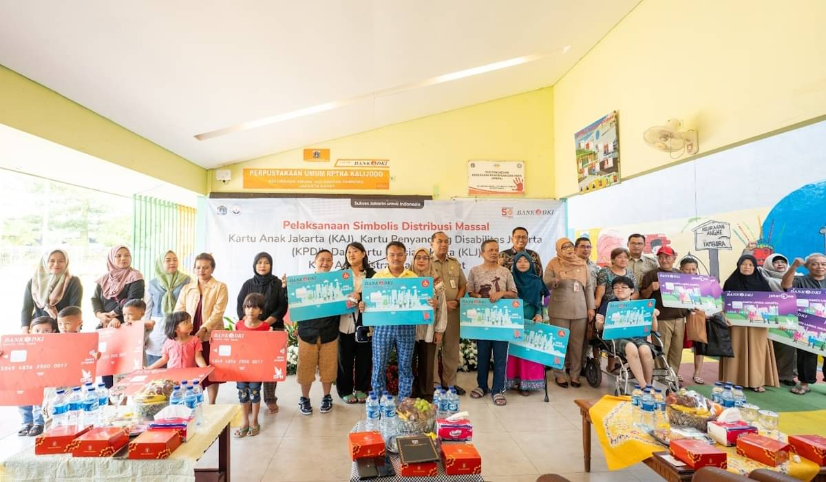 Bank DKI melakukan distribusi Kartu Anak Jakarta (KAJ), Kartu Penyandang Disabilitas Jakarta (KPDJ), dan Kartu Lansia Jakarta (KLJ)