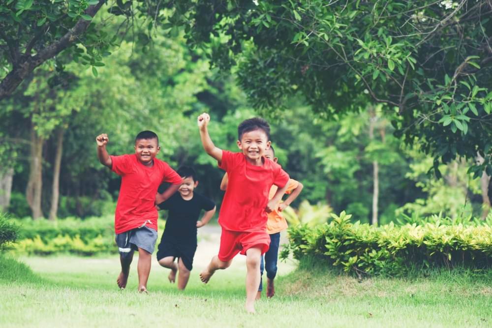 Dorong anak untuk aktif bergerak untuk memaksimalkan pertumbuhan tulang mereka. 