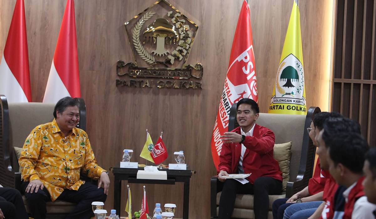 Ketua Umum Partai Golkar Airlangga Hartarto (kiri) berbincang dengan Ketua Umum PSI Kaesang Pangarep (kedua kiri)