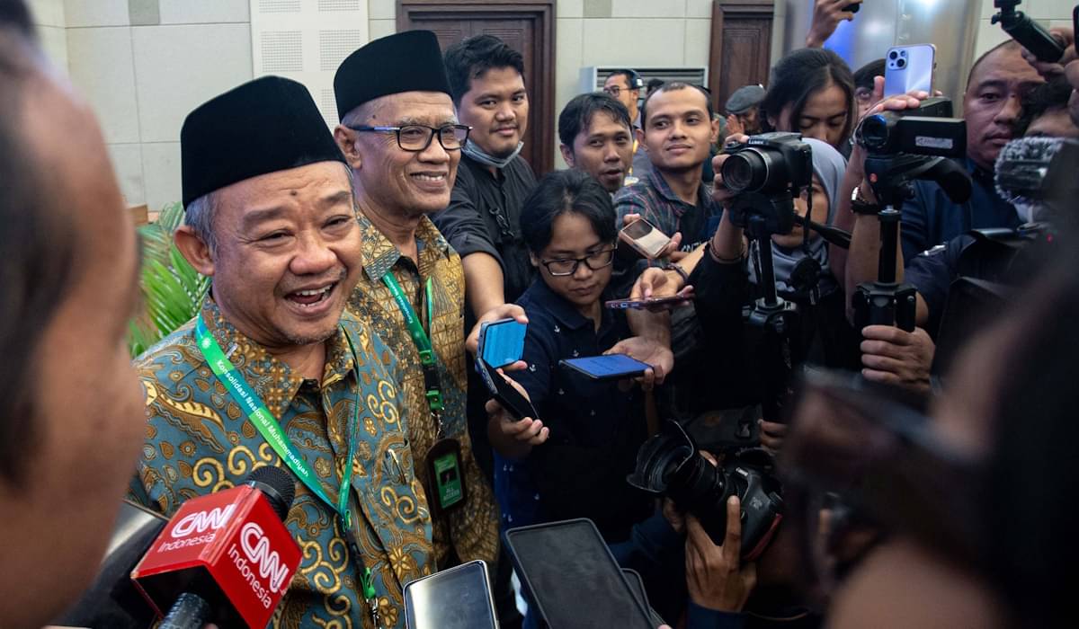 Ketua Umum PP Muhammadiyah Haedar Nashir (kedua kiri) bersama Sekertaris Umum PP Muhammadiyah Abdul Mu'ti (kiri)