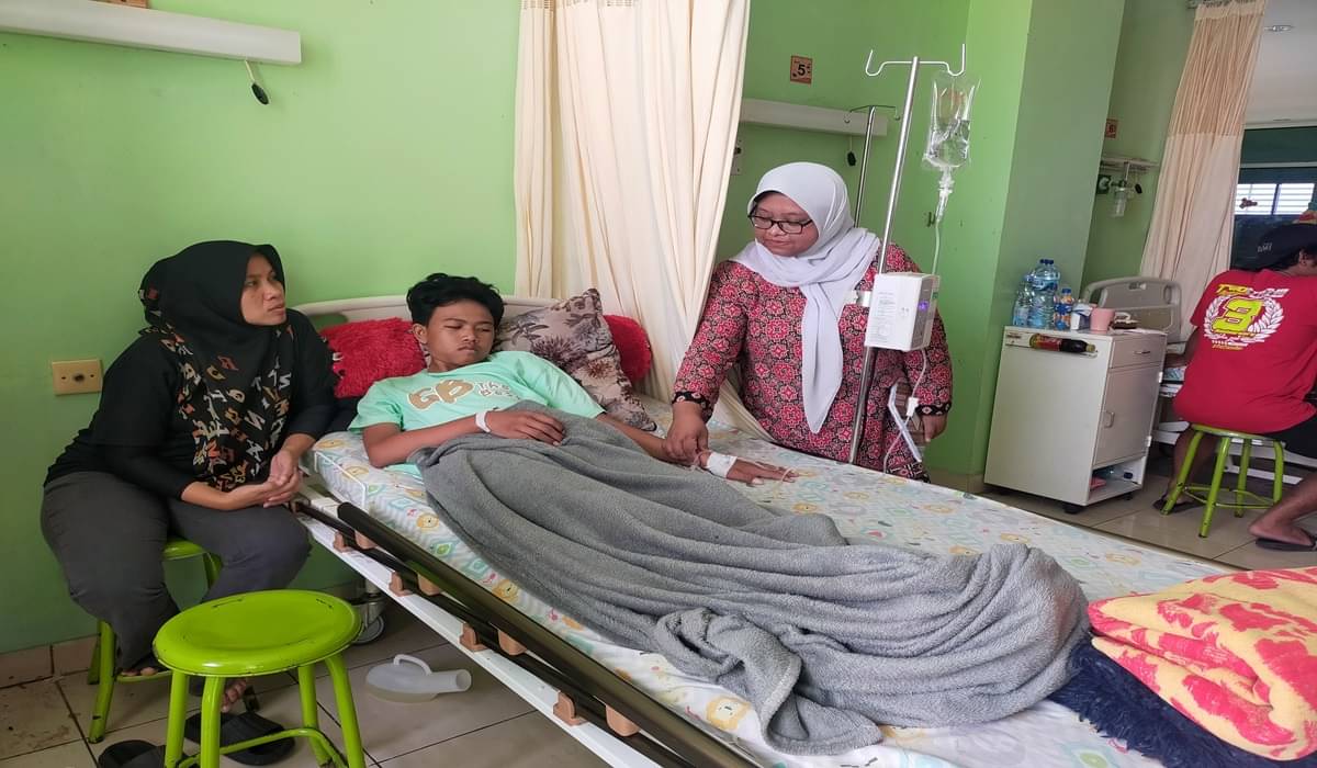Keluarga menunggu pasien yang tengah dirawat karena DBD di RSUD Dr Soekardjo Kota Tasikmalaya.