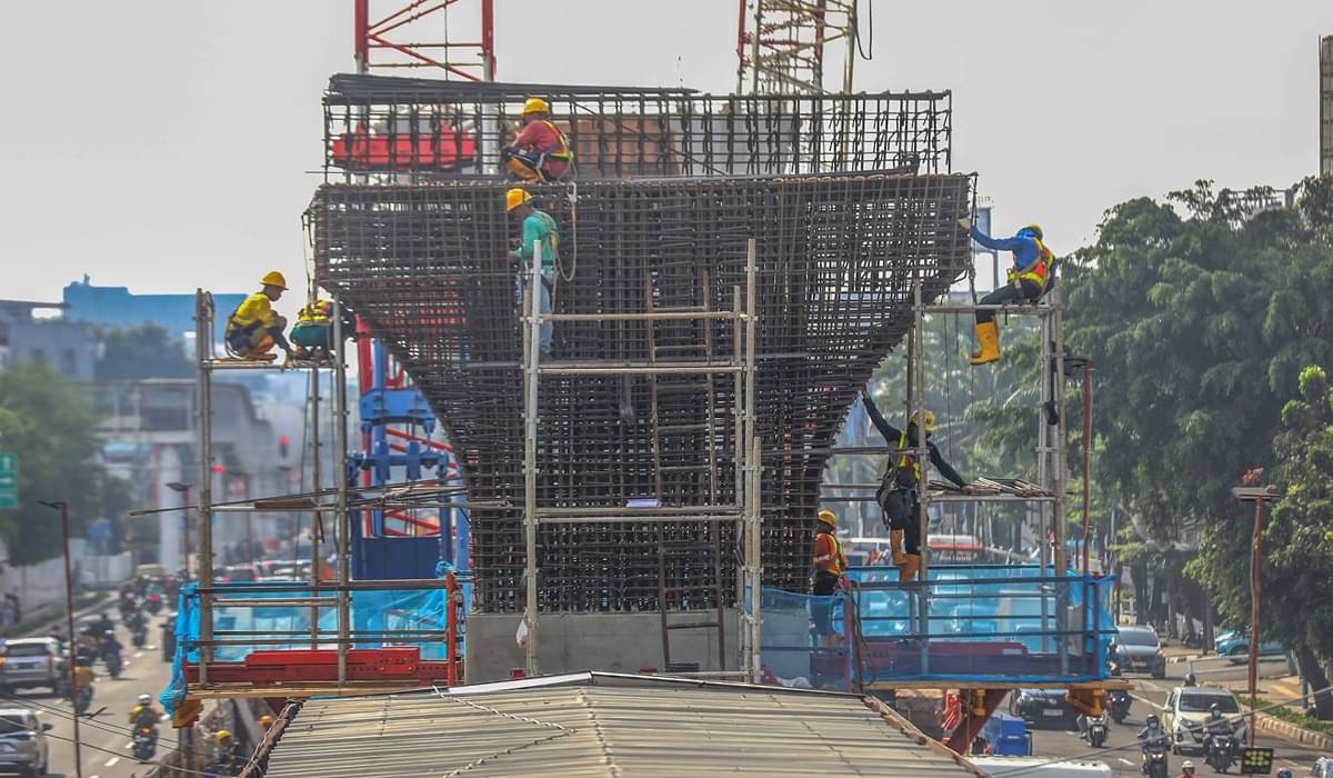 Pekerja menggarap struktur tumpuan girder proyek pembangunan LRT Jakarta Fase 1B rute Velodrome-Manggarai di Jalan Pemuda, Jakarta.