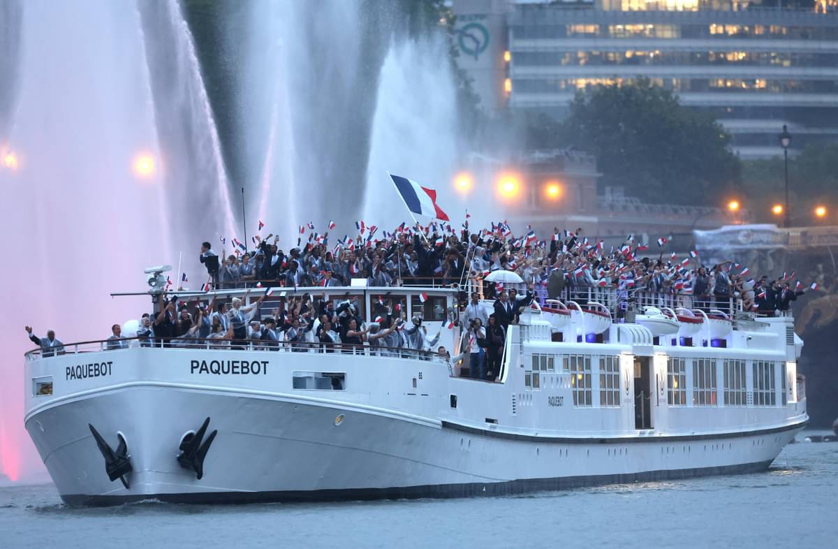 Parade Atlet Olimpiade Paris Diguyur Hujan Deras