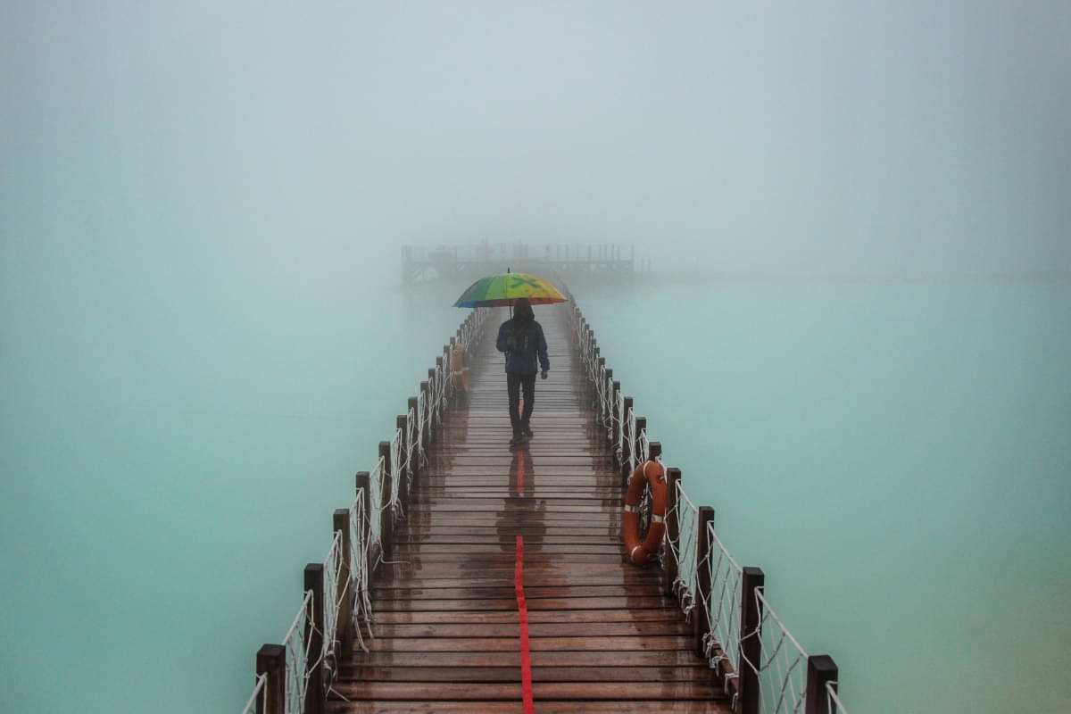 Wisatawan berjalan di atas jembatan yang berada di kawasan wisata alam Kawah Putih, Ciwidey, Kabupaten Bandung, Jawa Barat
