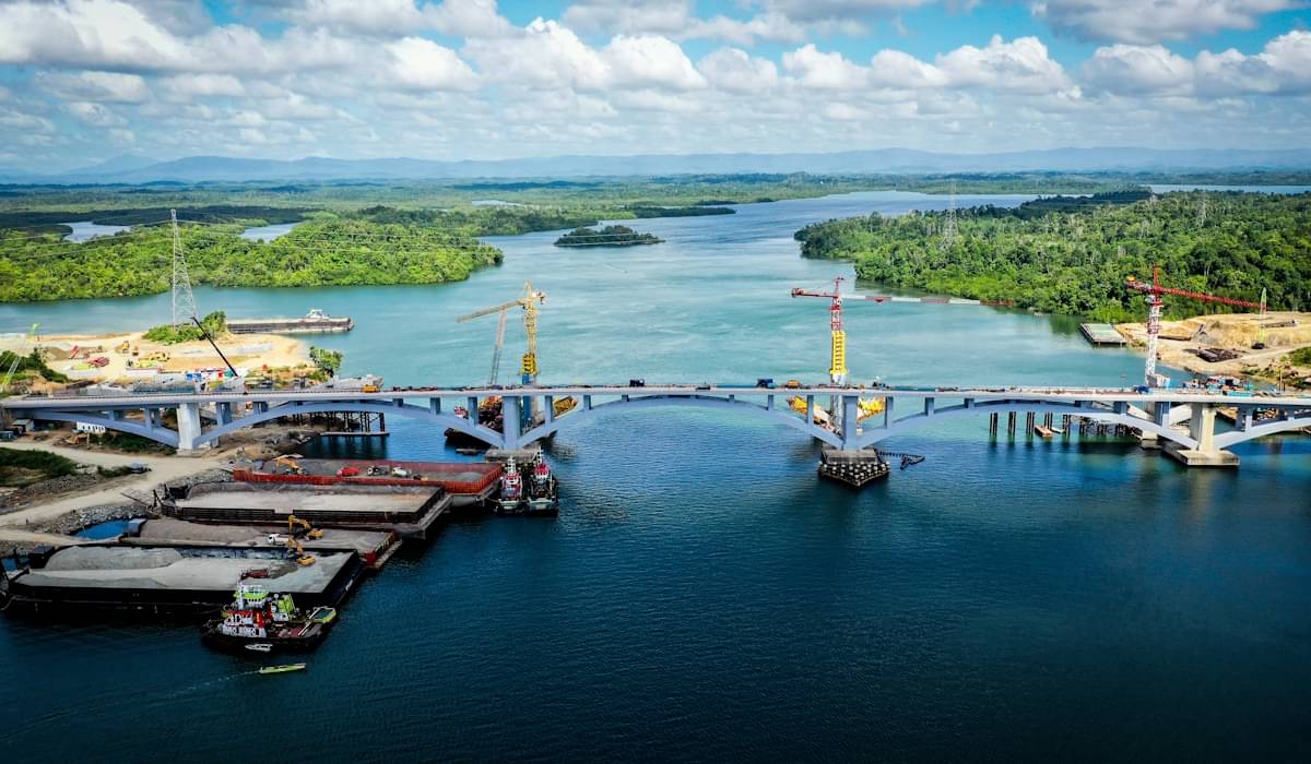 Foto udara suasana pembangunan jembatan duplikasi Pulau Balang bentang pendek penghubung Balikpapan dengan Ibu Kota Negara (IKN) Nusantara