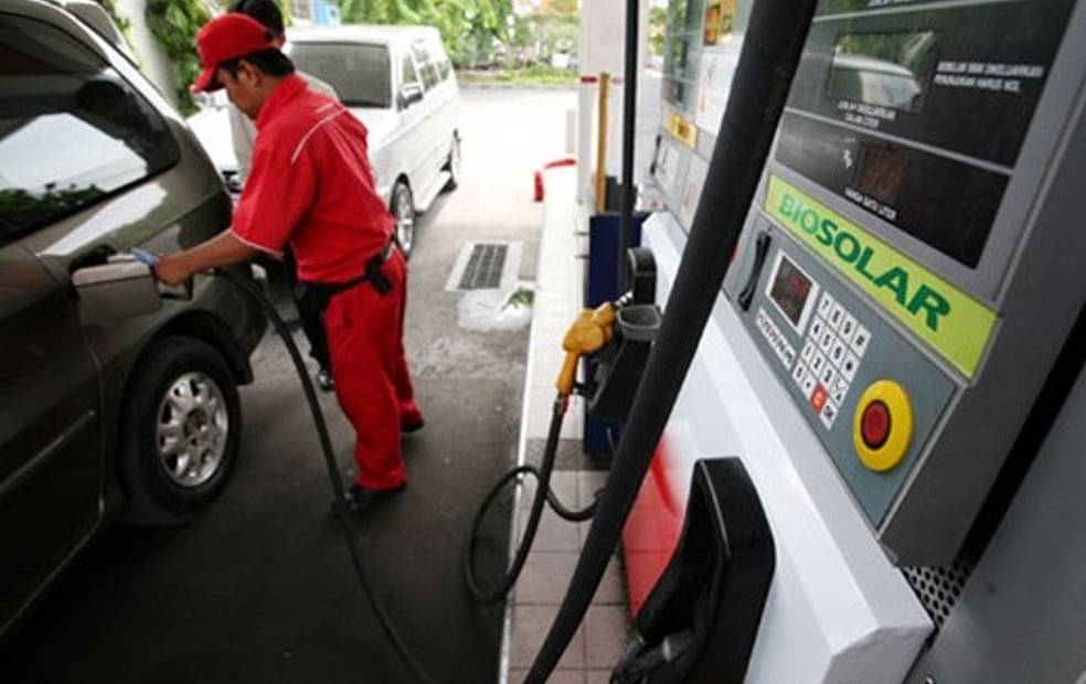 Petugas mengisi solar subsidi ke kendaraan