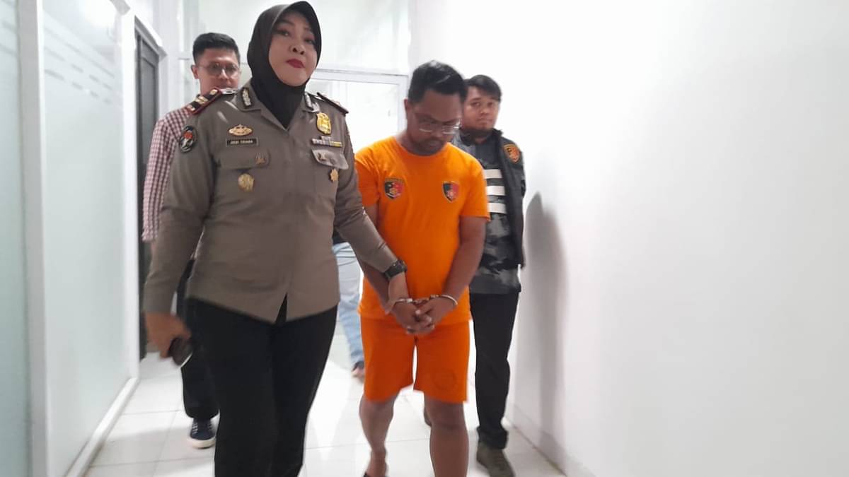  Yusup Sulaeman,  tersangka yang mengaku sebagai pegawai KPK Gadungan ditangkap.