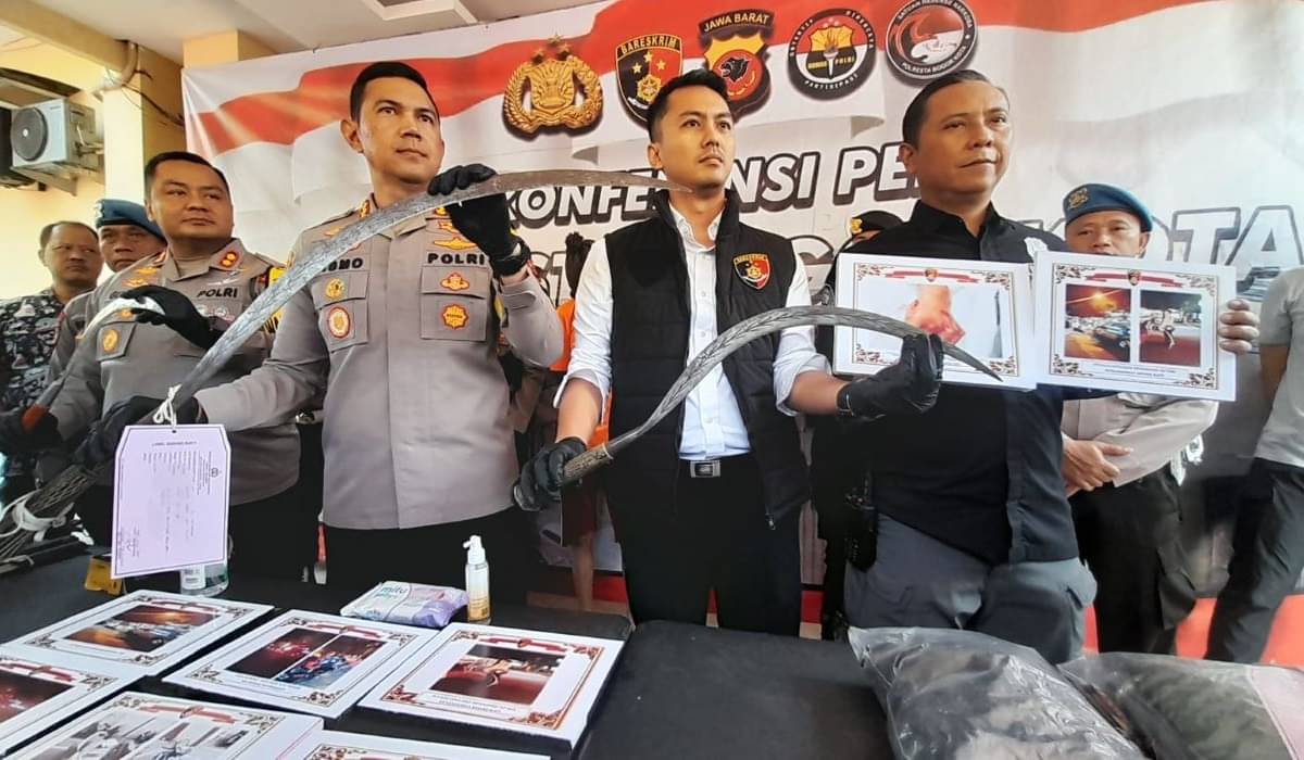 Polisi menunjukkan barang bukti.