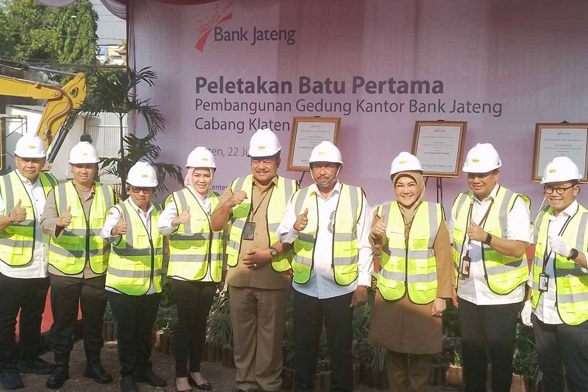 Pj Gubernur Jateng Nana Sudjana (keempat dari kanan) foto bersama Bupati Sri Mulyani serta para pejabat Pemprov dan Bank Jateng.