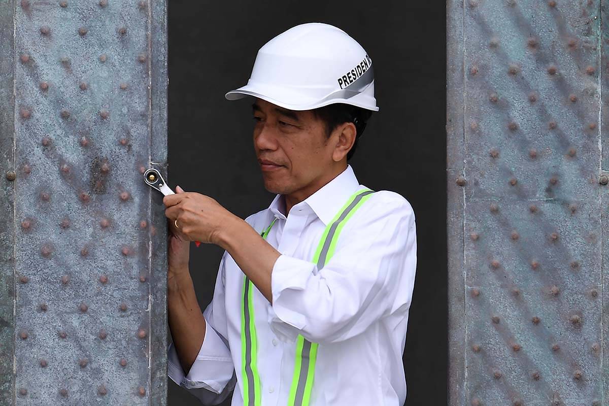 Presiden Joko Widodo mengencangkan baut saat pemasangan bilah di Kantor Presiden, Ibu Kota Nusantara (IKN), Jumat (22/9/2023).