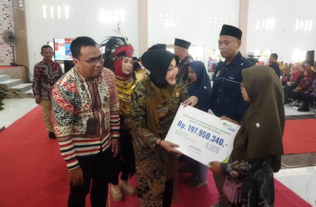  BPJS Ketenagakerjaan Cabang Klaten, Jawa Tengah, menyerahkan santuan jaminan kematian sebesar Rp197,9 juta kepada ahli waris Sritomo