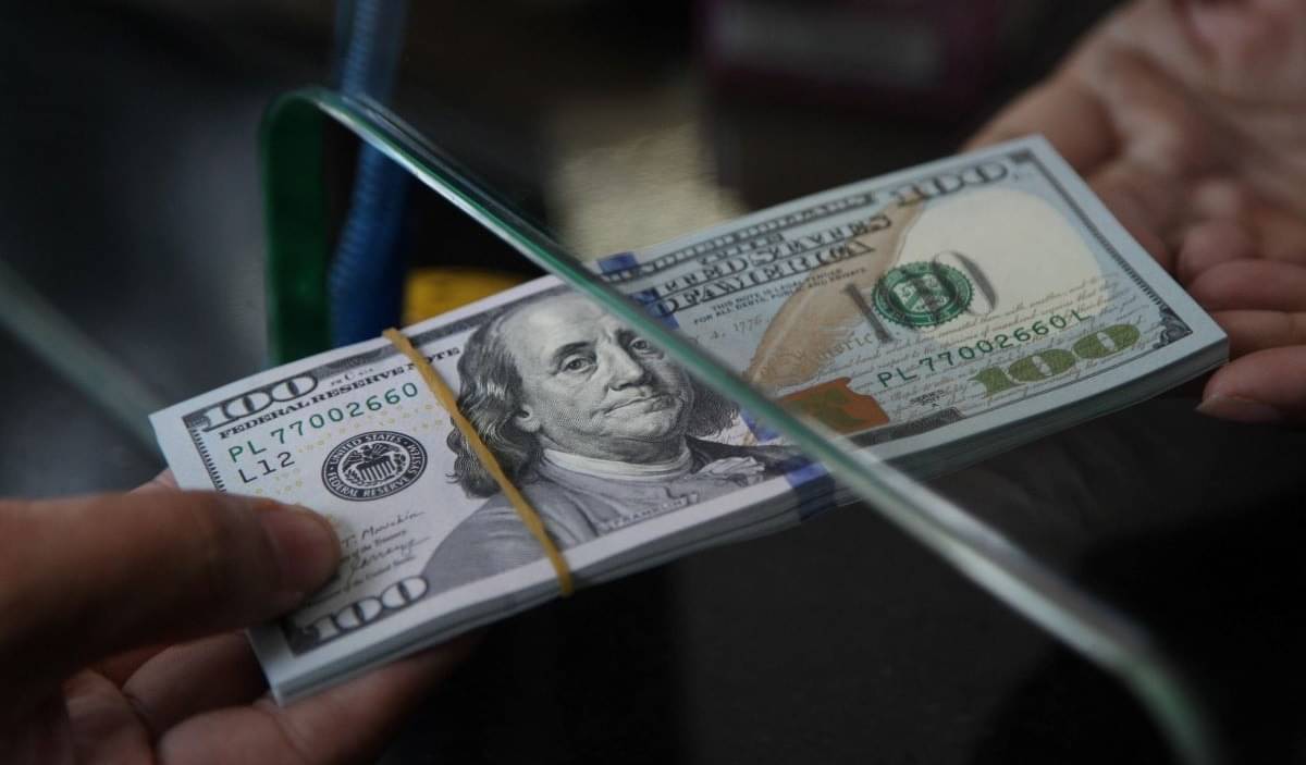 Karyawan tengah tengah melayani jual beli mata uang dolar AS di Jakarta, Selasa (17/10/2023).